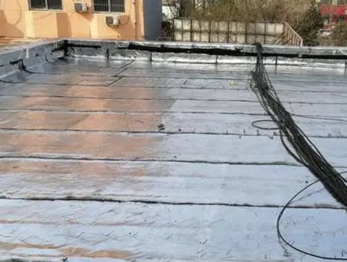 光泽卫生间漏水维修公司分享下光泽屋面楼顶防水刚性防水层施工要点。